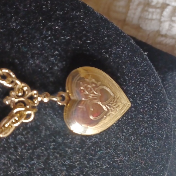 1928 Gold Heart Locket - Picture 6 of 6
